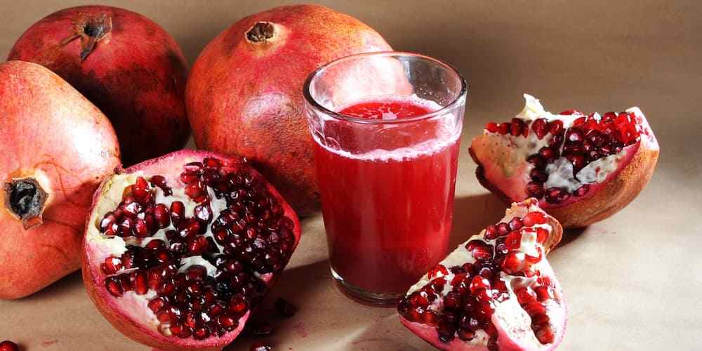 آبمیوه انار و بلوبری با رنگ جذاب و ترکیب میوه ای خاص